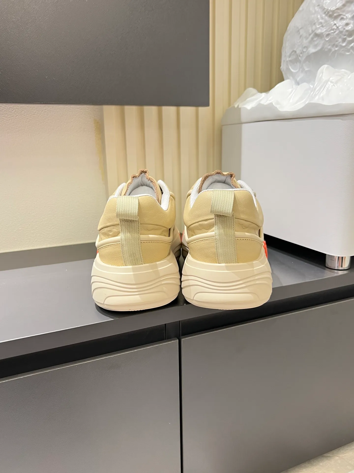 p560 "LOUI* VUITTO*" popular men's casual shoes, genuine development in Italy💯Purchase level quality✔️The upper is made of official website material first-layer cowhide, comfortable and soft sheepskin feet⚡️Fashionable and versatile. The toe last shape is firm and full, and the soles are made from LV original molds and can be freely entered and exited the counter. They are light and comfortable on the foot~purely handmade, details determine the quality! Size:39-44, (38.45 customized)